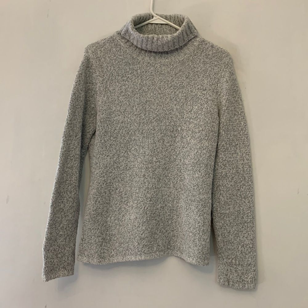 Carolyn Taylor cream colored turtleneck sweater Size M